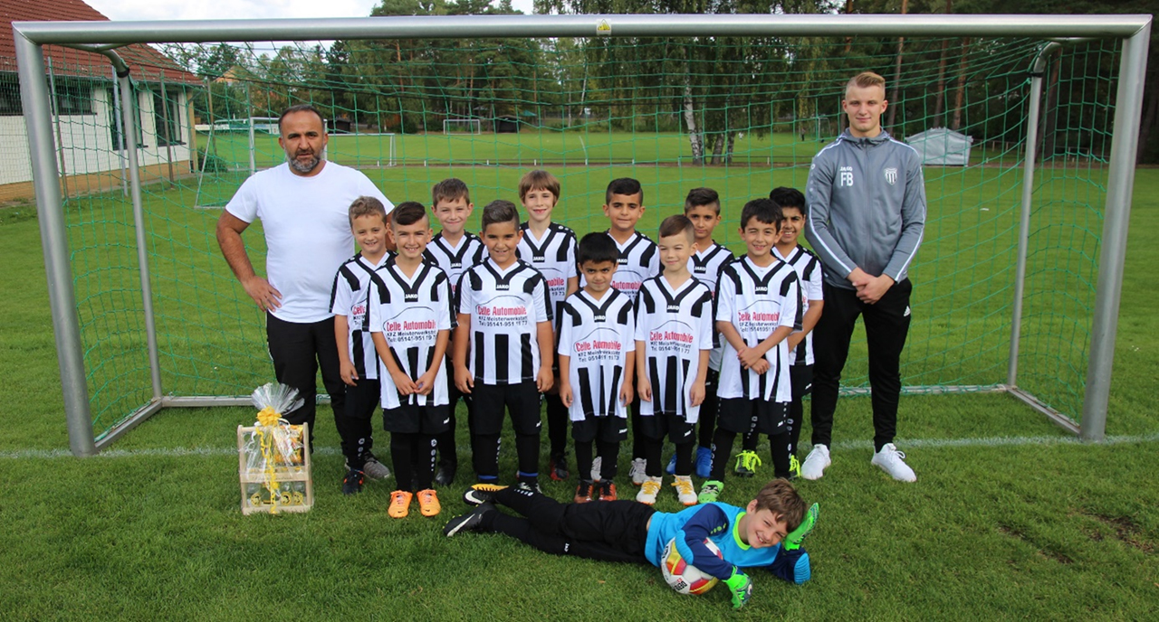 U 9 in neuen Trikots